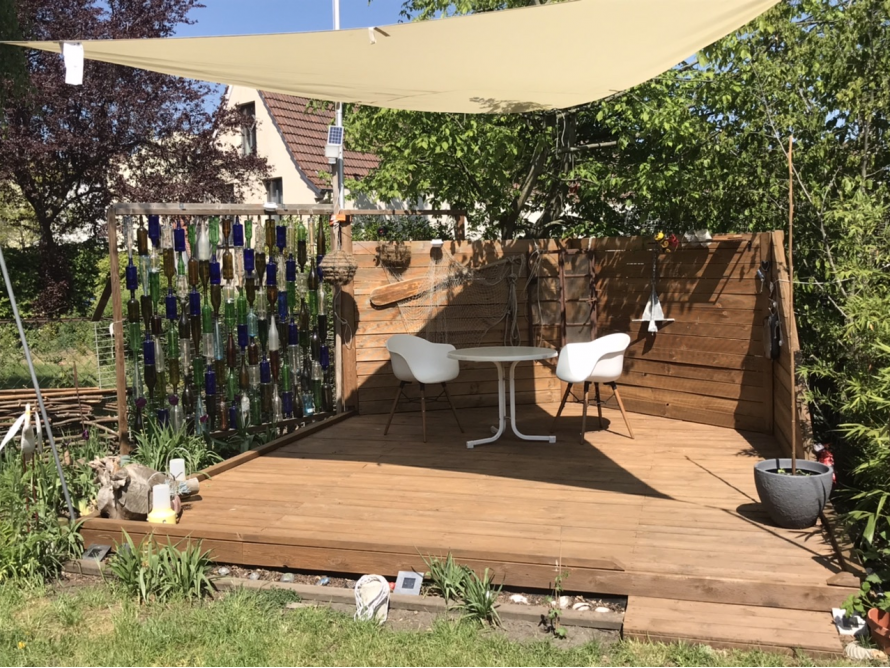 Gartenhütte mit Terrasse und Sonnensegel