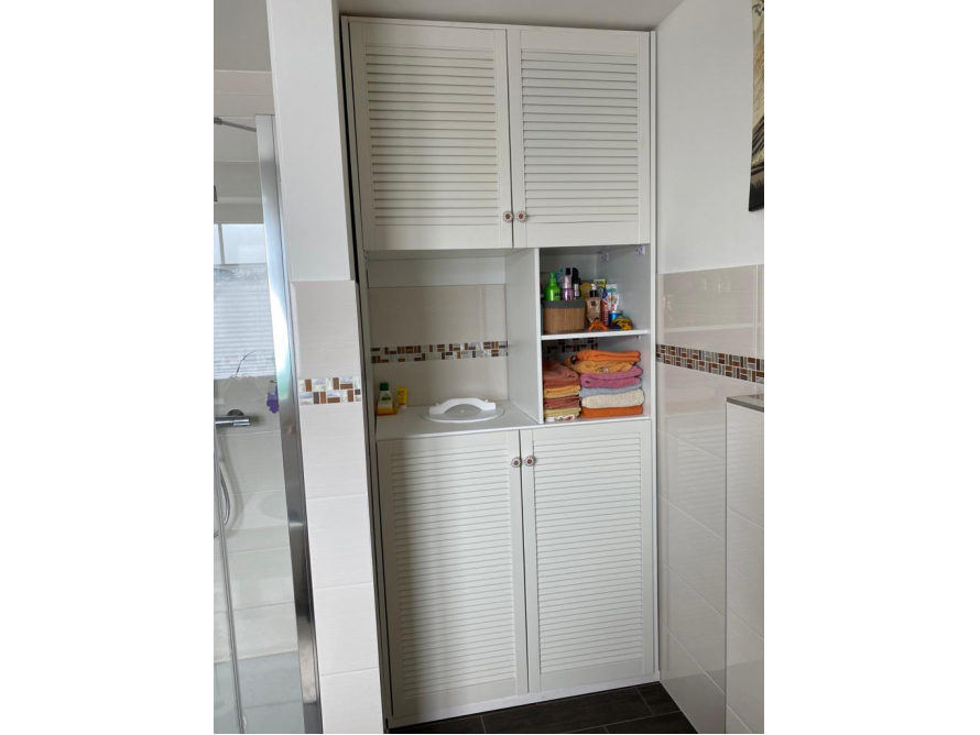 Weißer Badezimmerschrank mit Jalousietüren