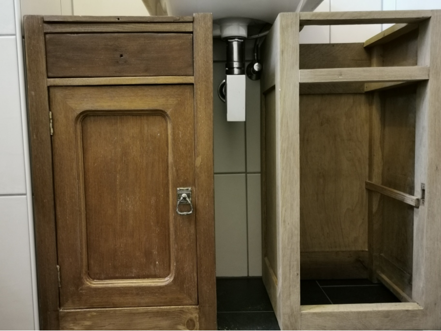 Zwei Holzschränke unter einem Waschbecken