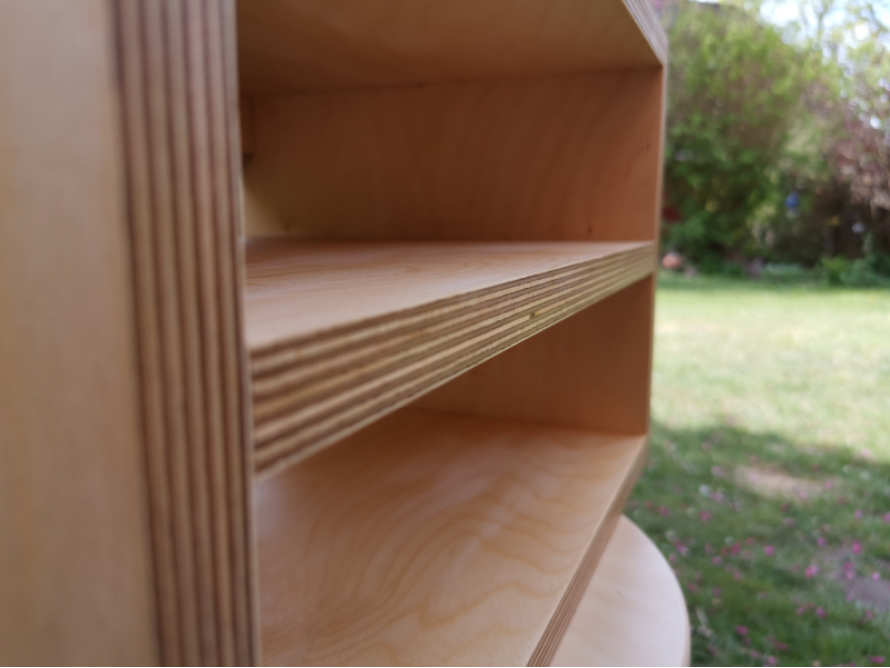 Nahaufnahme von Holzregalen