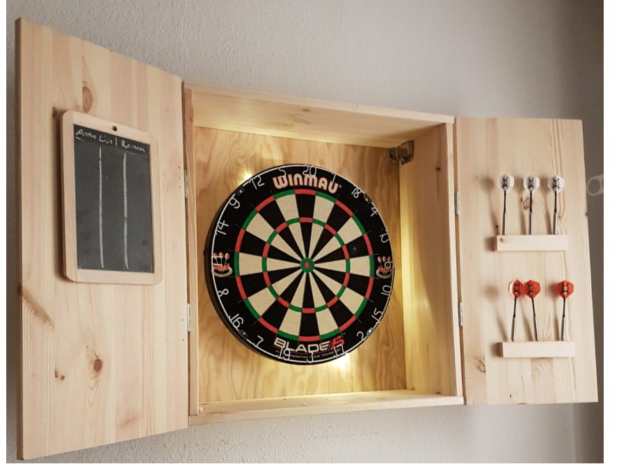 Dartscheibe in Holzsäule
