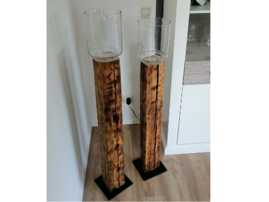 Zwei hohe Vasen auf Holzsockeln