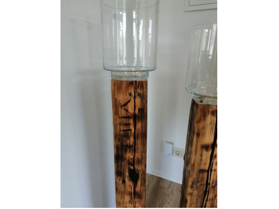 Zwei hohe Vasen aus Holz