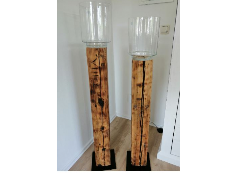 Zwei hohe Vasen aus Holz und Glas