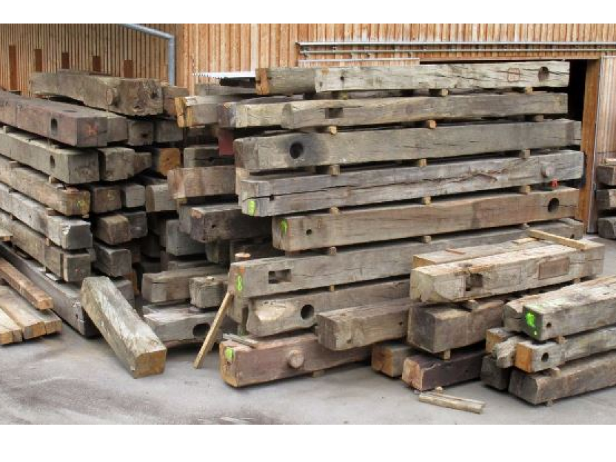 Stapel von alten Holzbalken