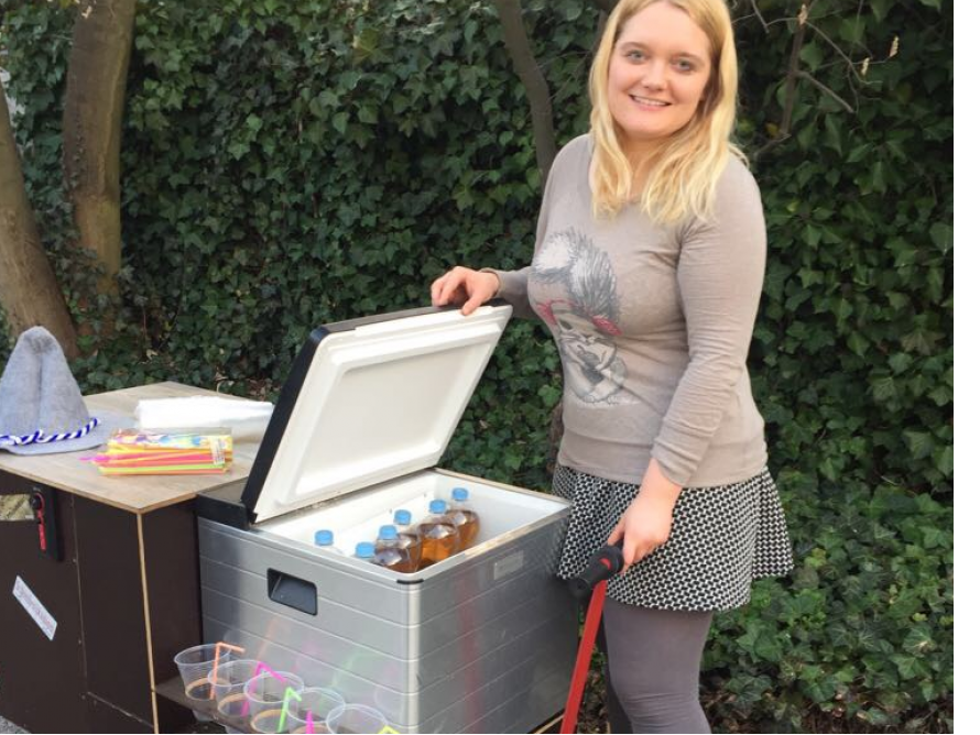 Person mit Getränken in Kühlbox