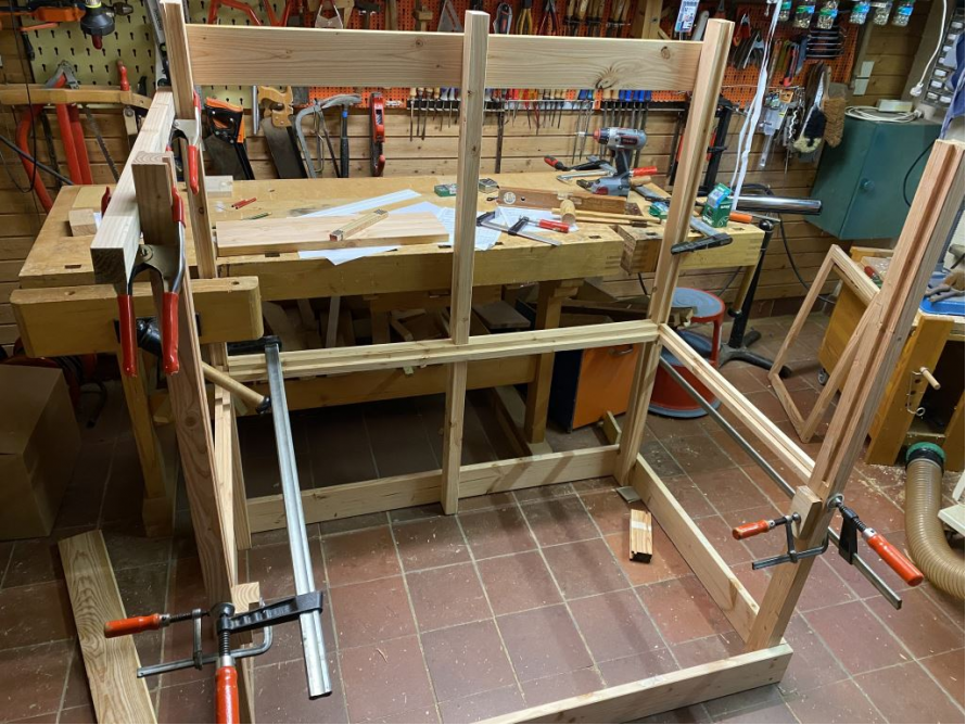 Holzrahmen mit Schraubzwingen