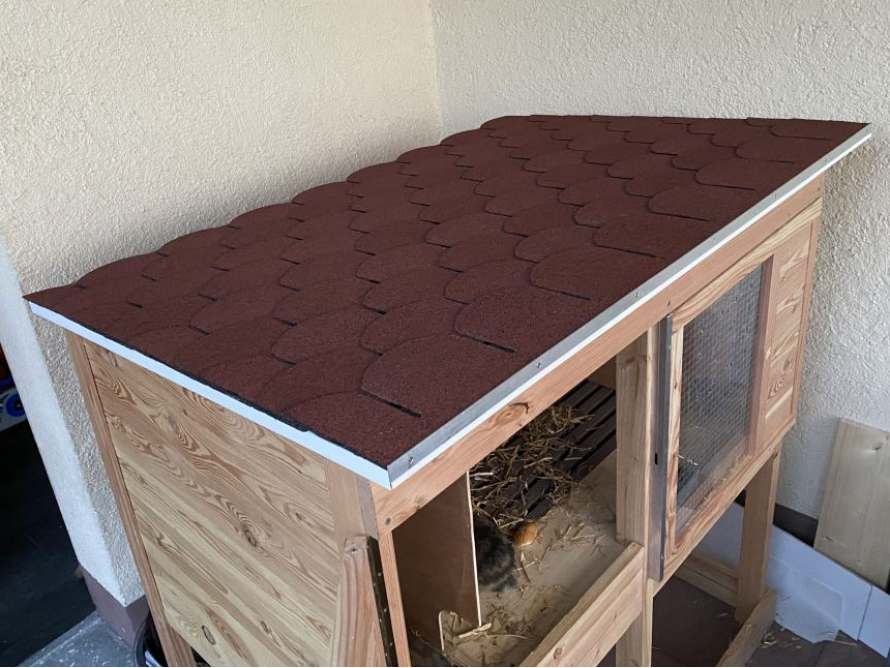 Holzstall mit rotem Dach