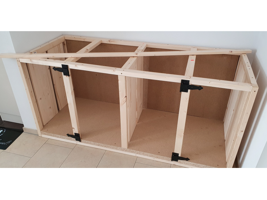 Holzrahmen eines Schranks mit Scharnieren