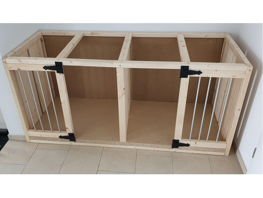 Hundebox aus hellem Holz mit zwei Abteilen.
