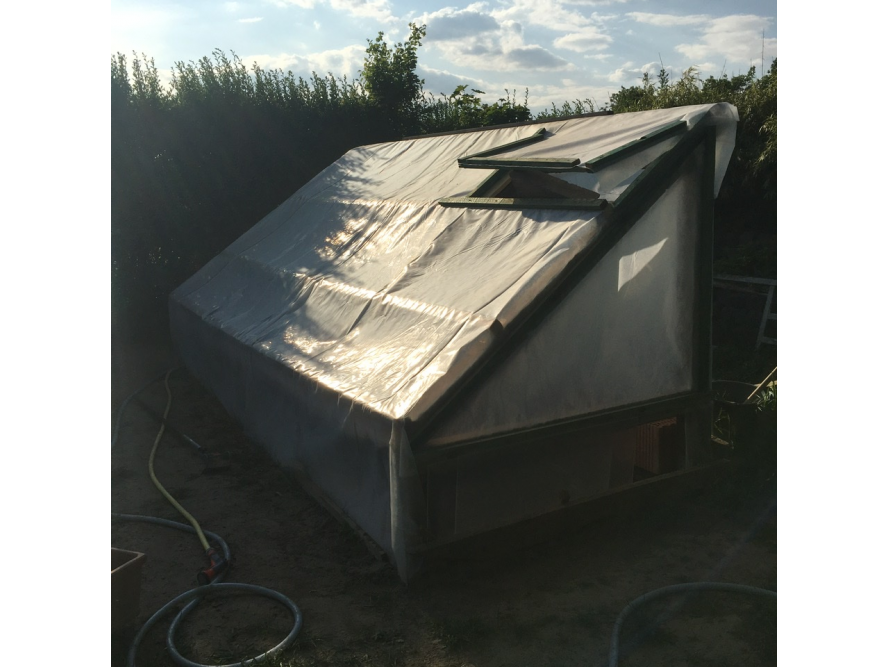 Folienhaus im Garten