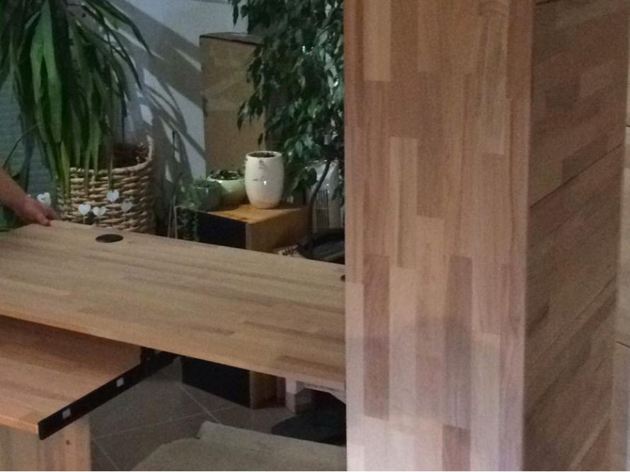 Holztischplatte wird montiert