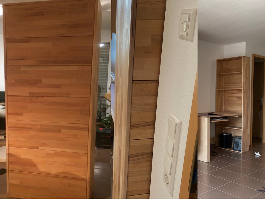 Holzverkleidung und Schreibtisch in einem Zimmer