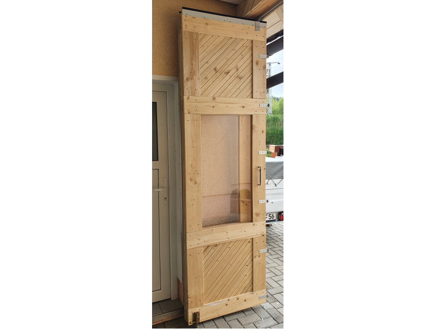 Offene Holztür mit Glaseinsatz