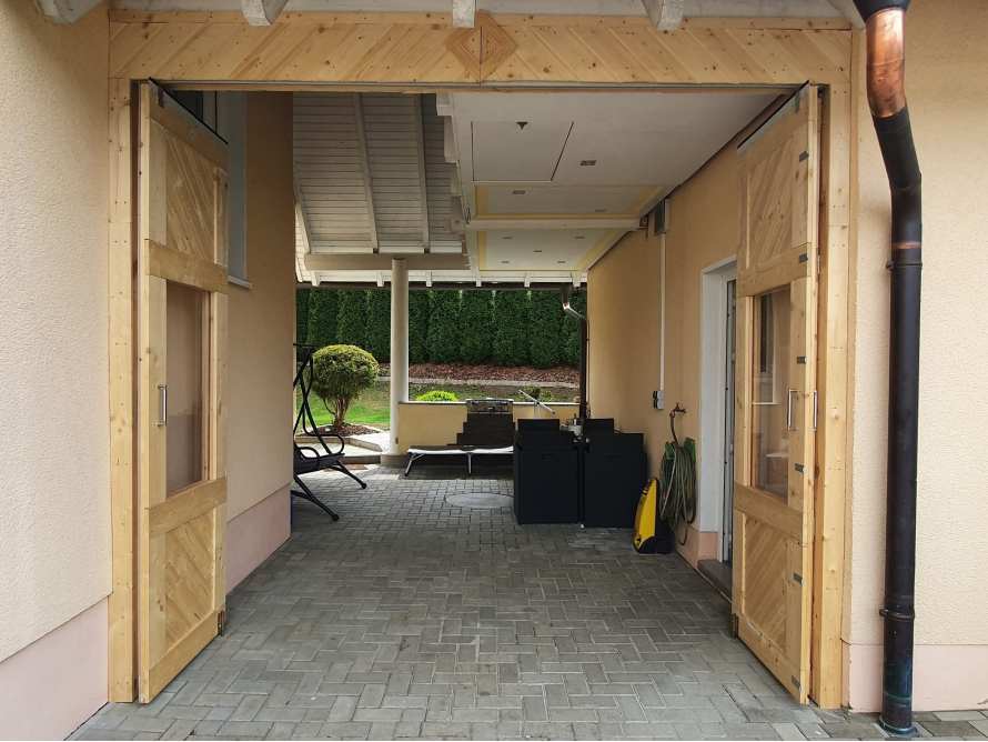 Offene Holztore zu einer Terrasse