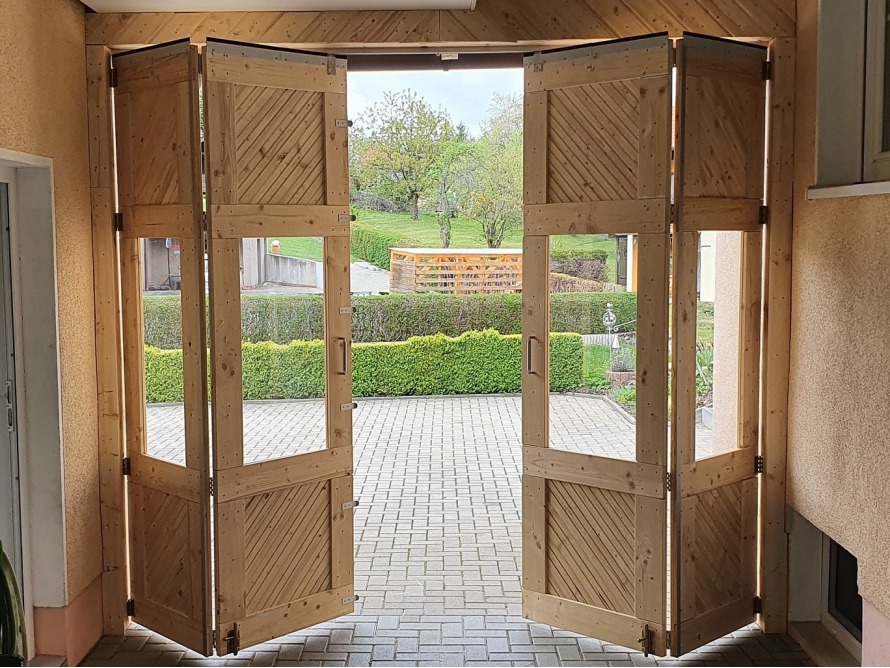 Offene Holzfaltwand mit Glaseinsatz