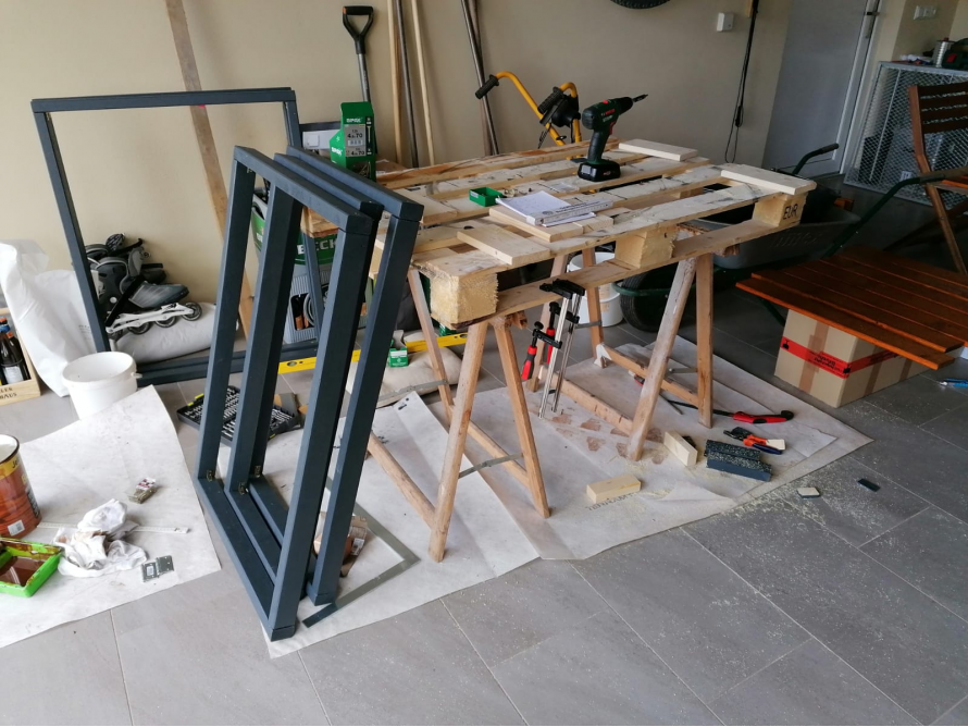 Werkbank mit Holzgestell und Akkuschrauber