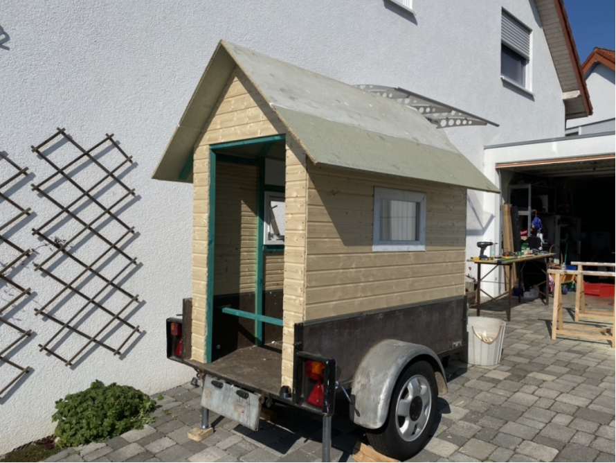Unfertiges Gartenhaus auf einem Anhänger