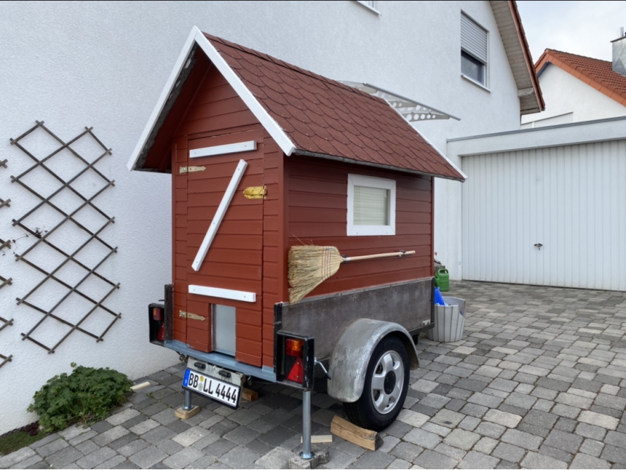 Kleines Gartenhaus auf einem Anhänger