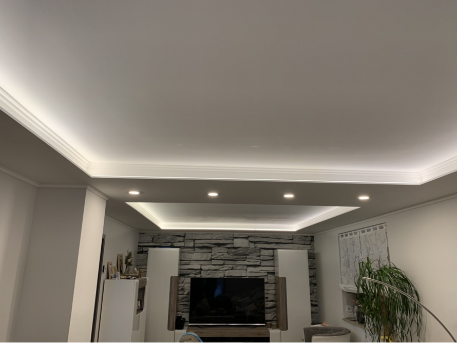 Decke mit indirekter Beleuchtung und Spots