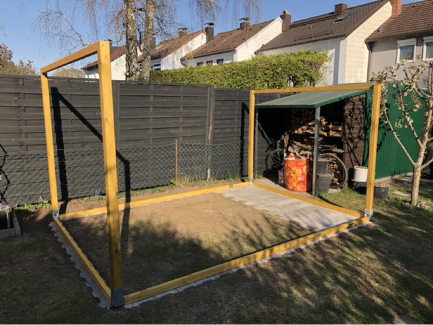 Holzgerüst auf einem Rasenstück