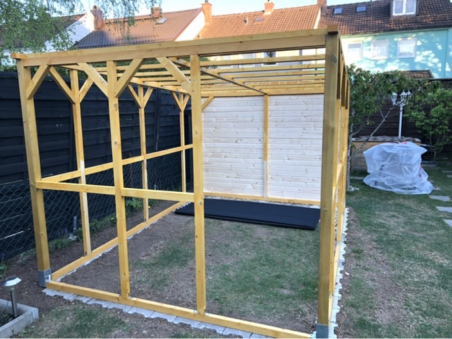 Holzgerüst eines Gartenhauses