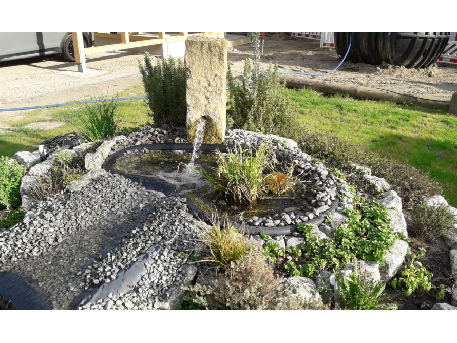 Kleiner Springbrunnen mit Kies