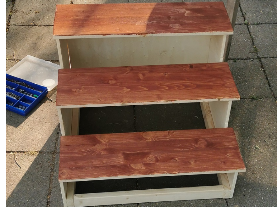Holztreppe mit drei Stufen