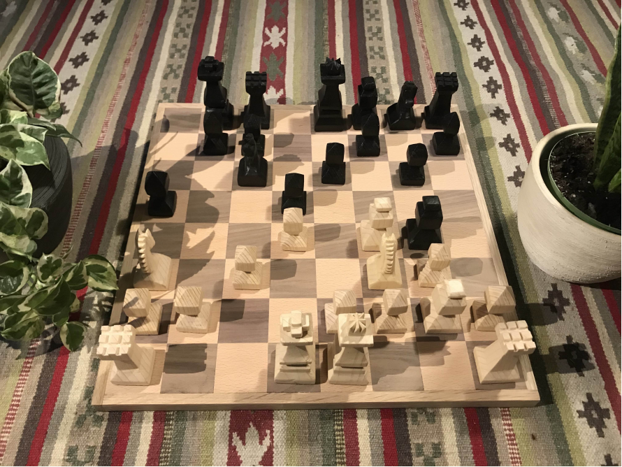 Schachspiel aus hellem und dunklem Holz