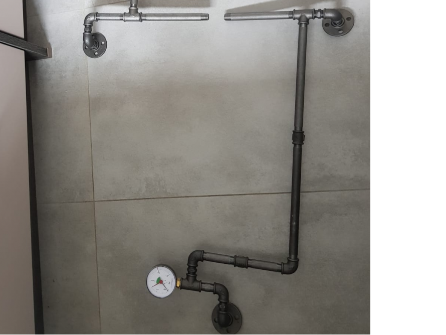 Rohrleitungen an Wand mit Manometer