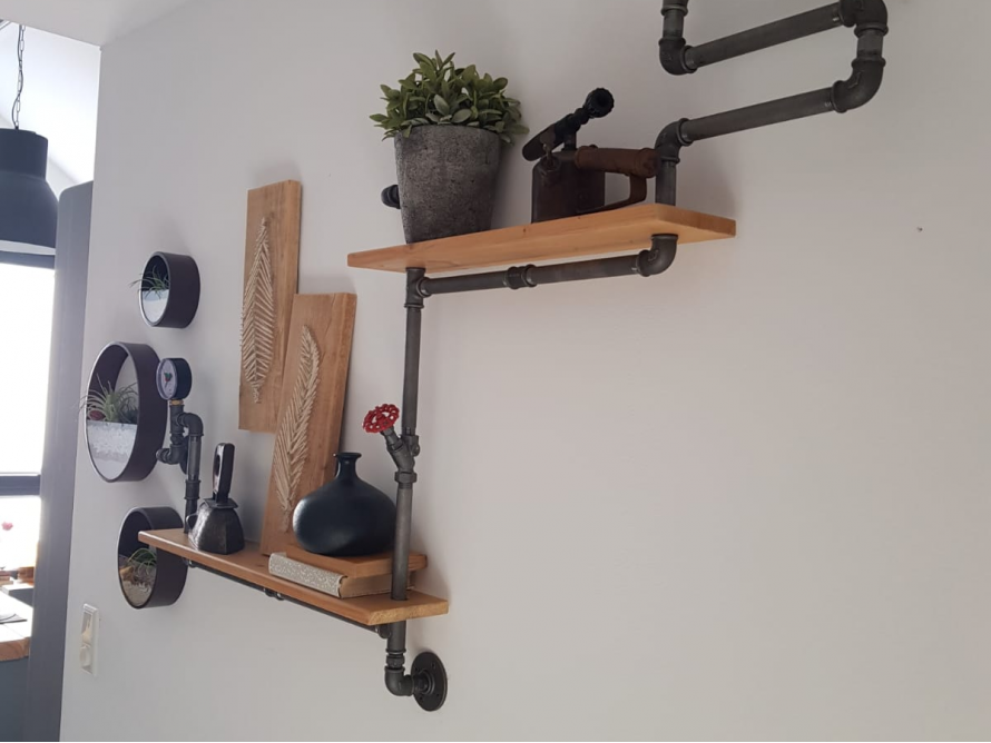 Wandregal aus Holz und Rohren