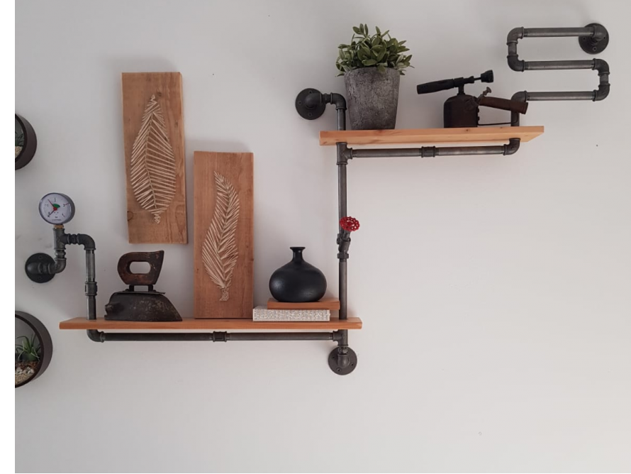 Wandregale aus Rohren und Holz