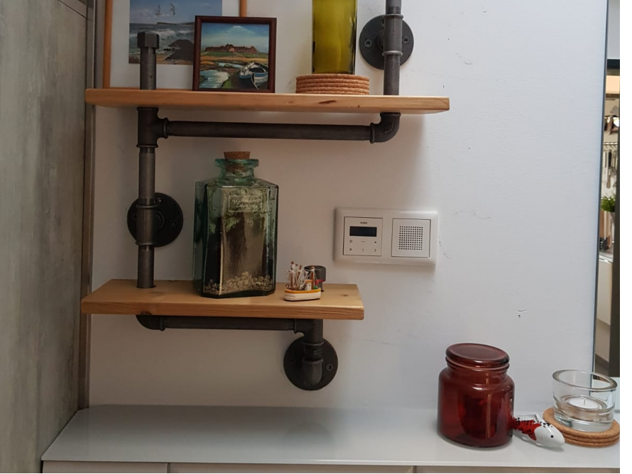 Zwei Wandregale aus Holz und Metallrohren