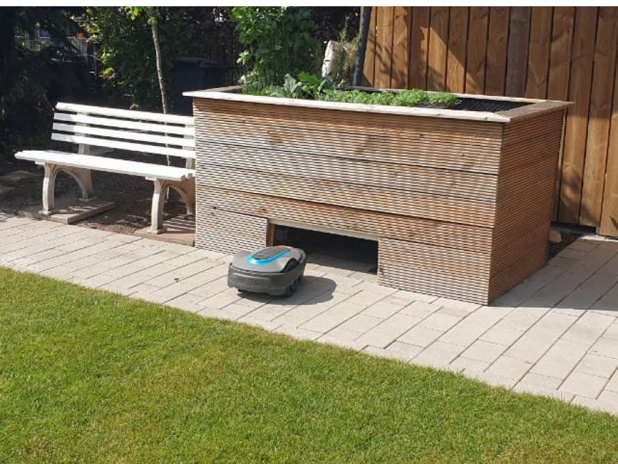 Hochbeet mit Mähroboter