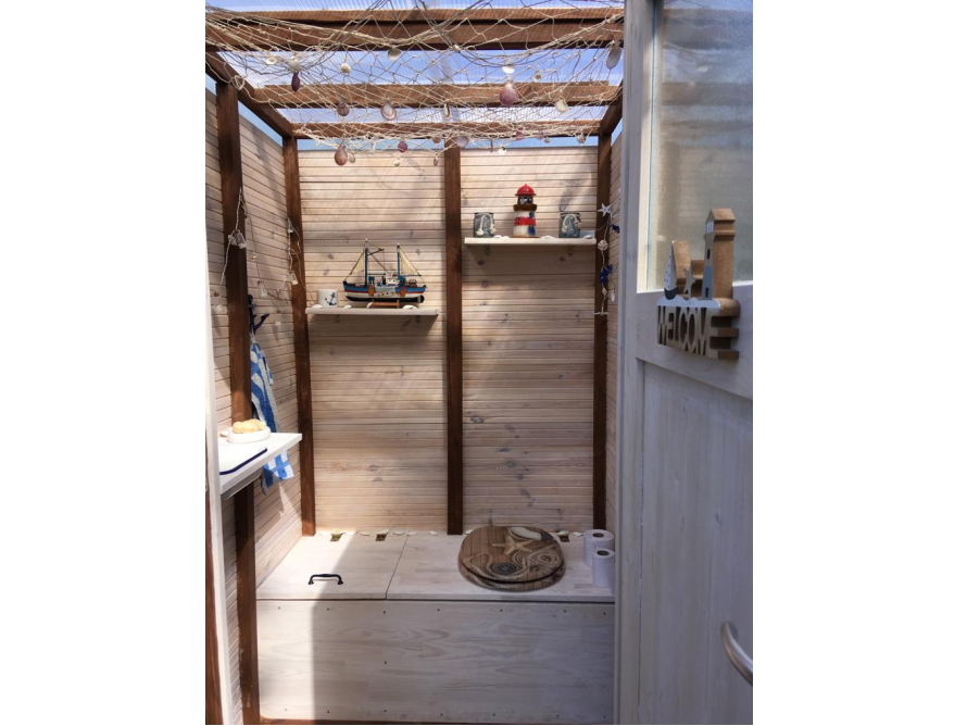 Garten-Toilette mit maritimer Dekoration