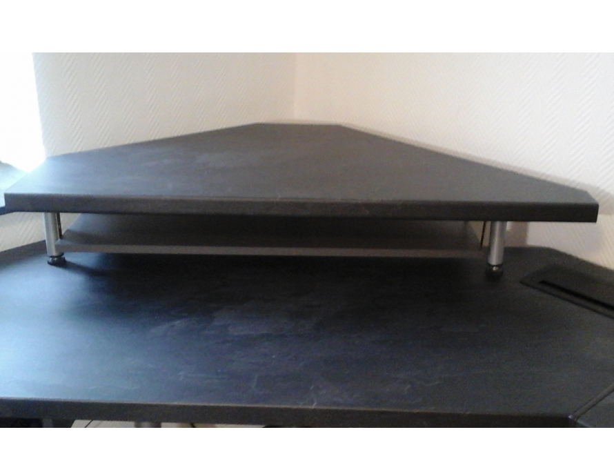 Schwarzer Eckständer aus Holz