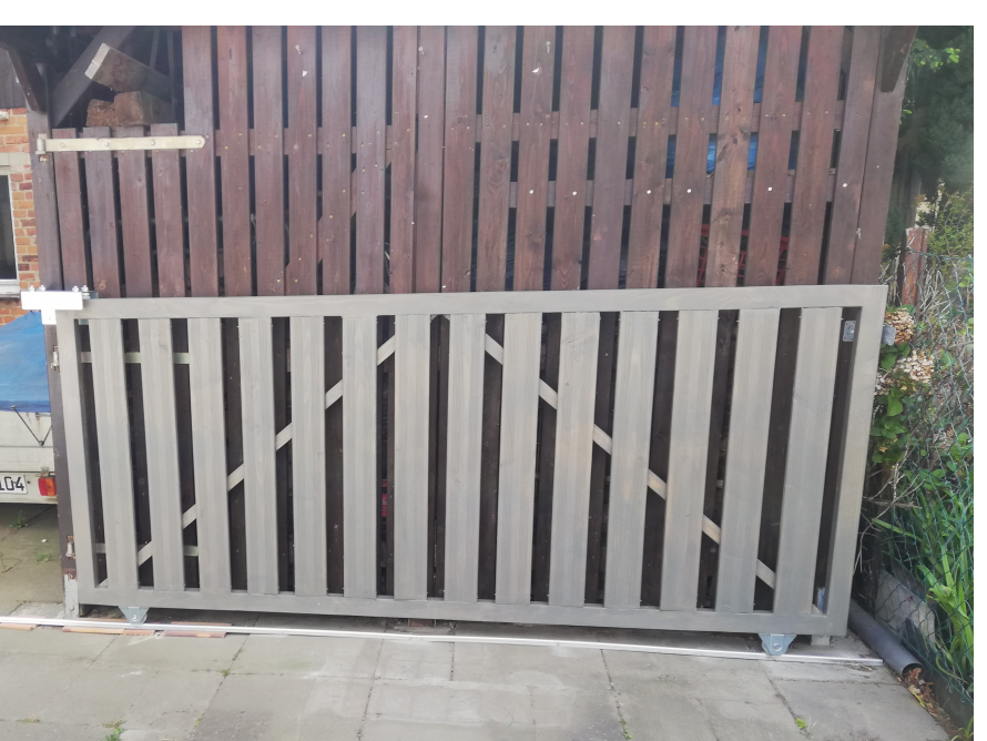 Graues Schiebetor aus Holz