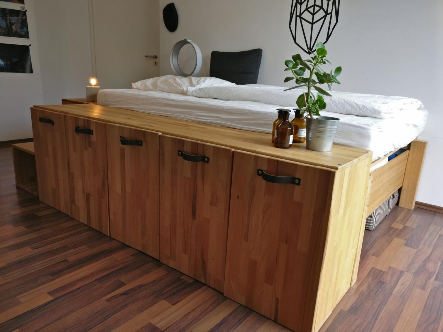 Bett mit Bettkasten aus Holz