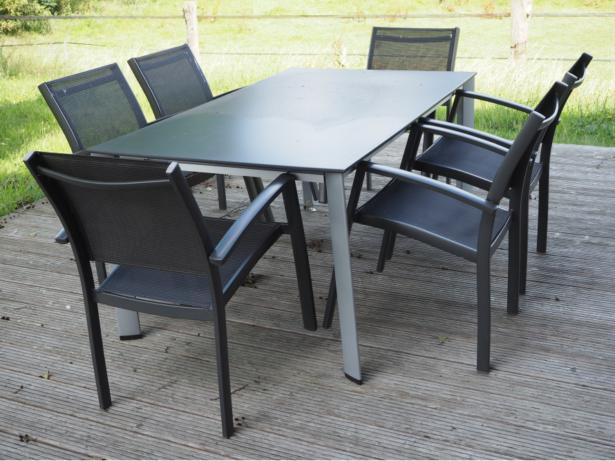 Gartenmöbelset mit Tisch und Stühlen