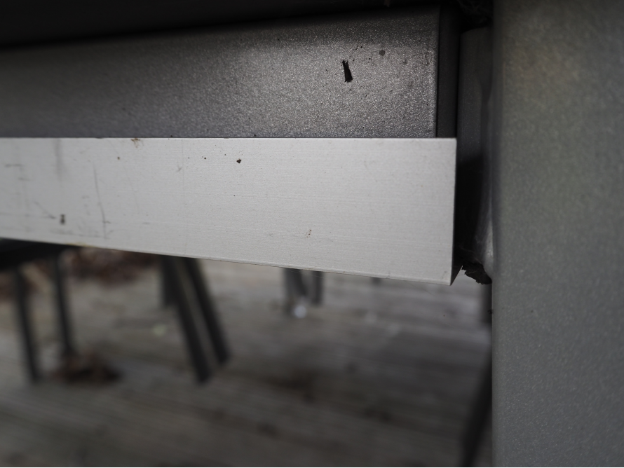 Metallkante eines Gartentisches