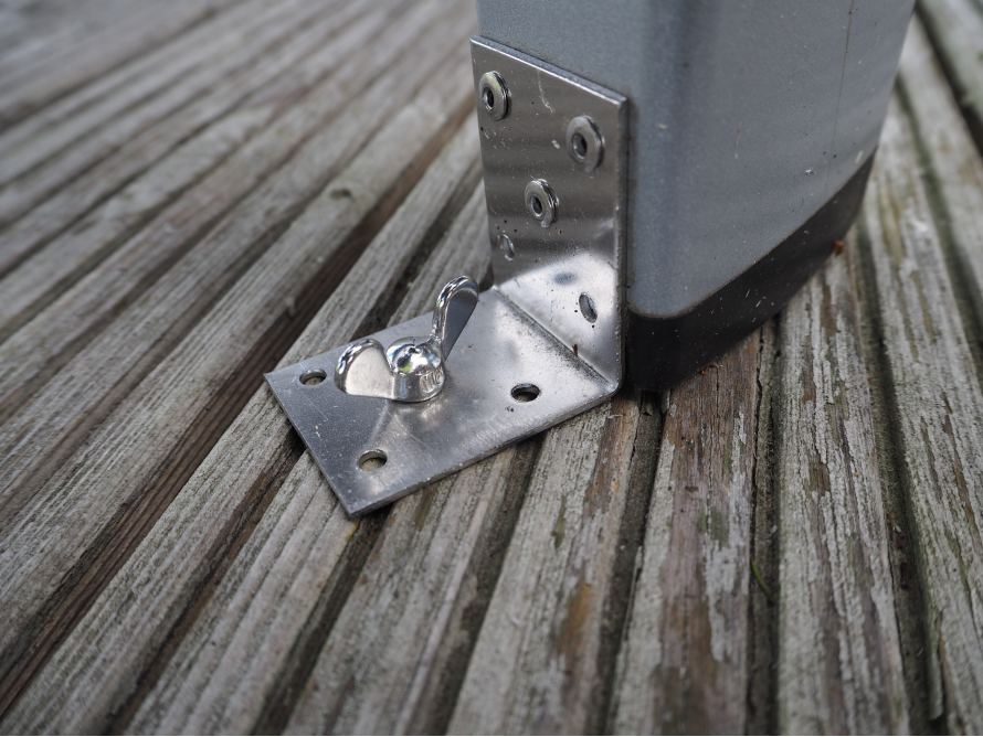 Metallfuß auf Holzterrasse