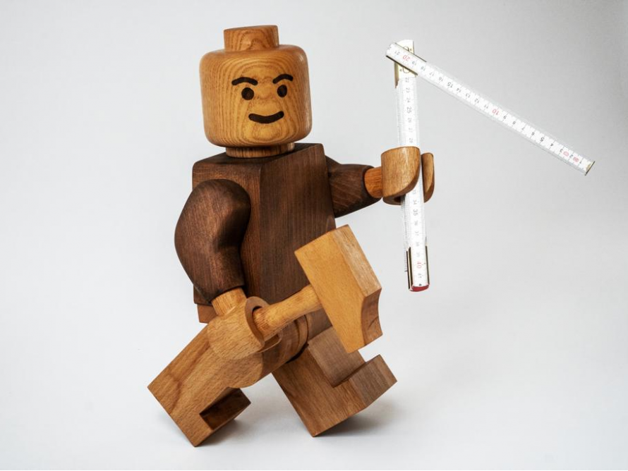 Holzfigur mit Zollstock und Hammer
