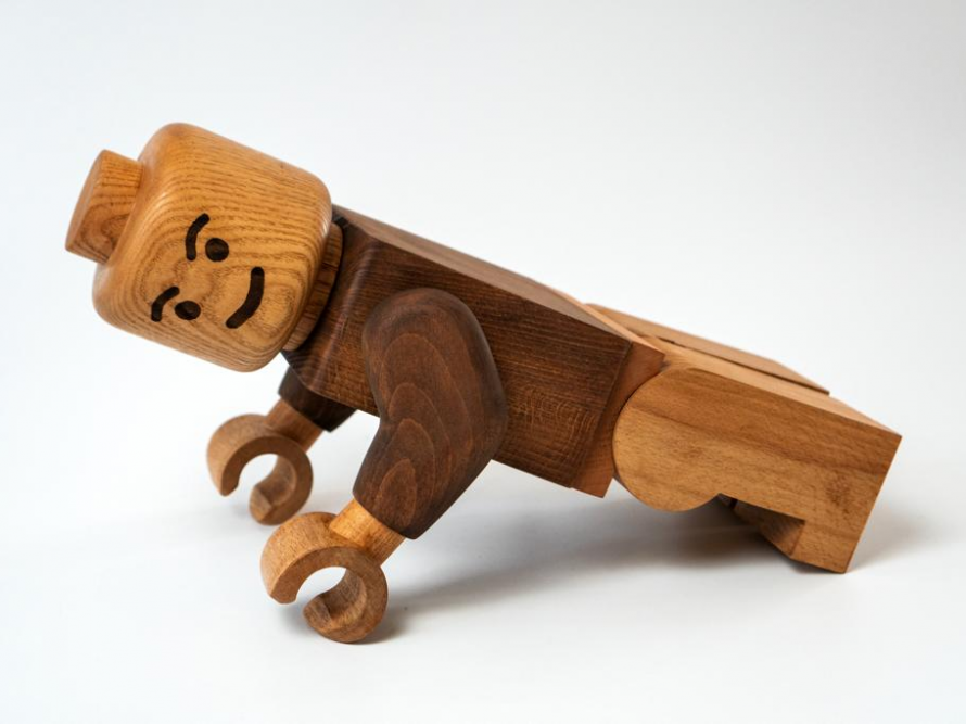 Eine Holzfigur macht Liegestütze