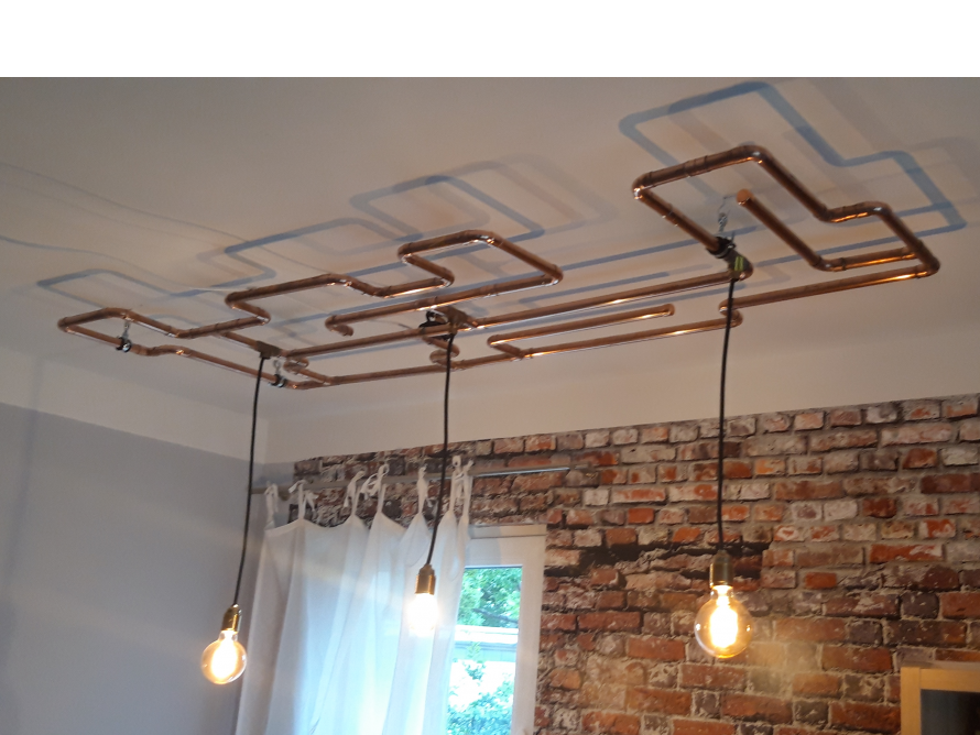 Kupferne Deckenlampe mit drei Glühbirnen