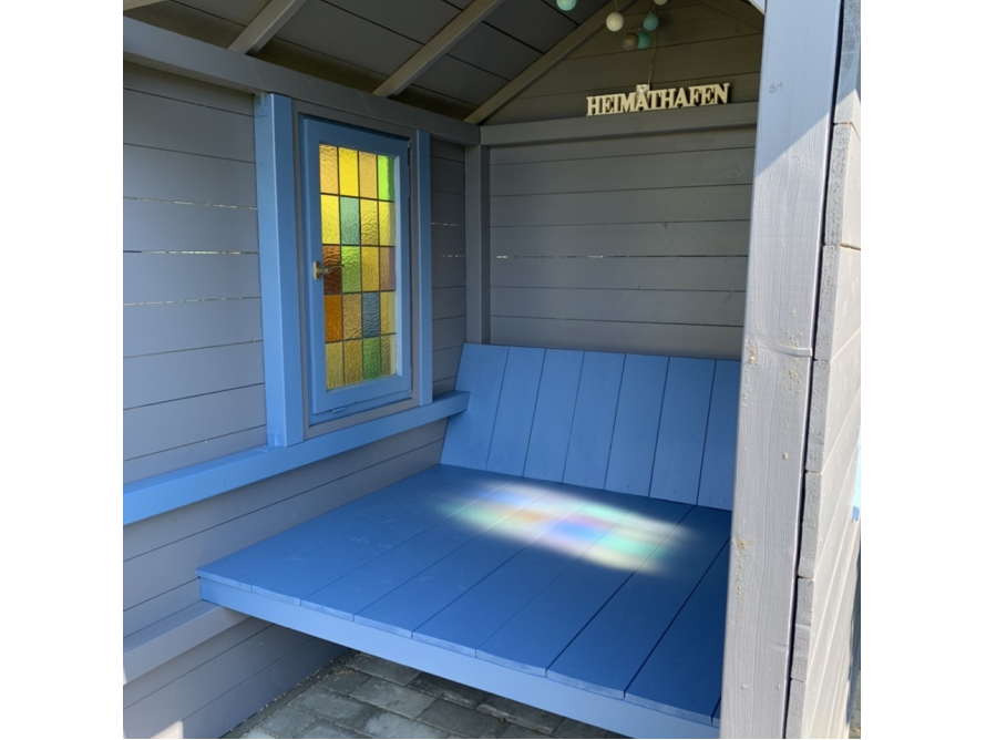 Gartenhaus mit blauer Liegefläche