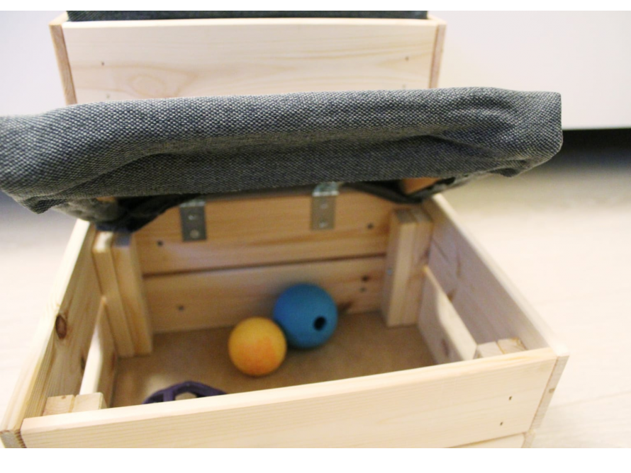 Offene Holztruhe mit Spielzeug