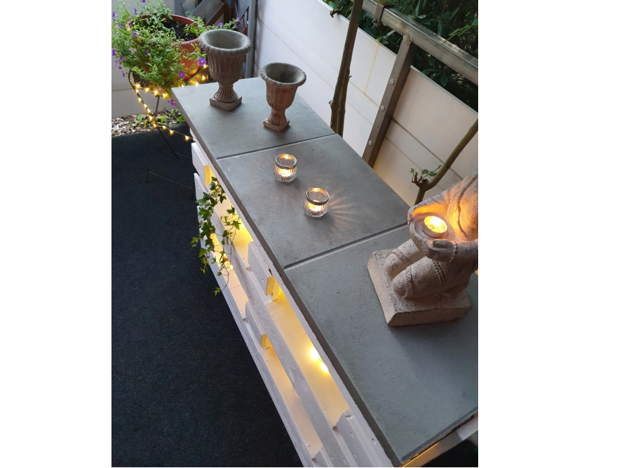 Tisch aus Holz mit Dekoelementen