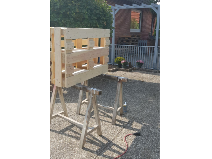 Holzpalette auf zwei Holzböcken
