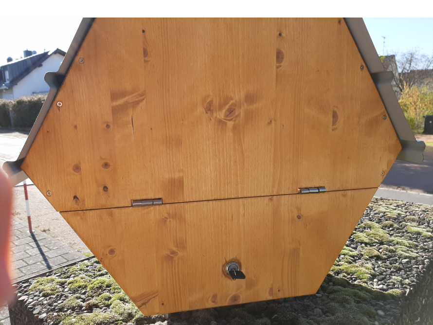 Holzrahmen mit Scharnieren und Schloss