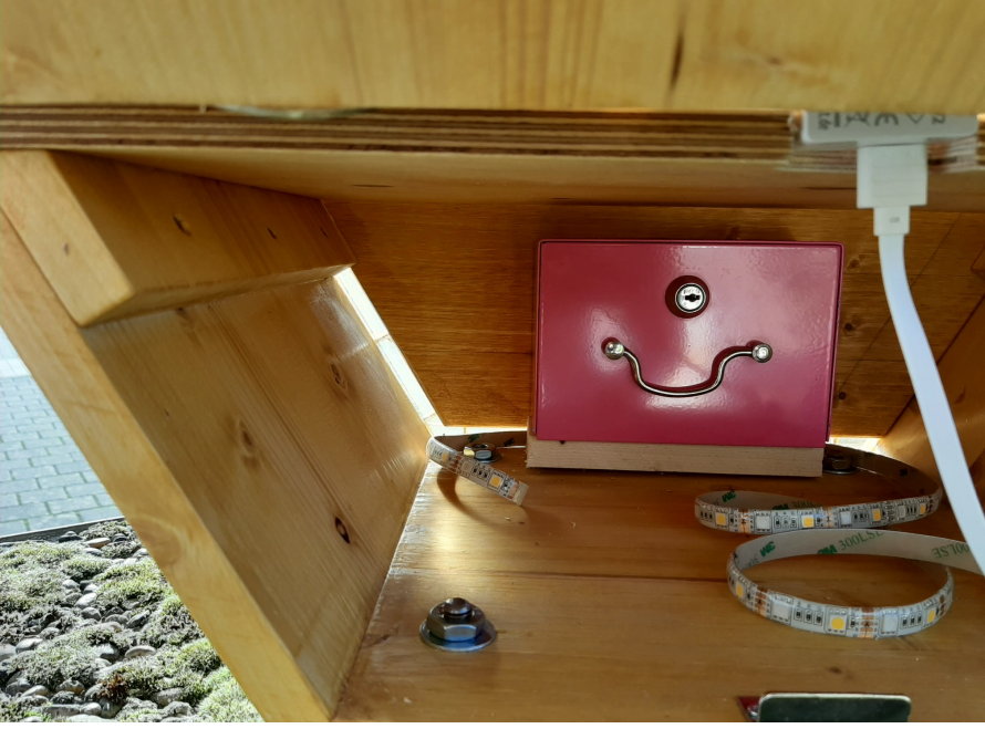 Innenansicht eines offenen Holzkastens